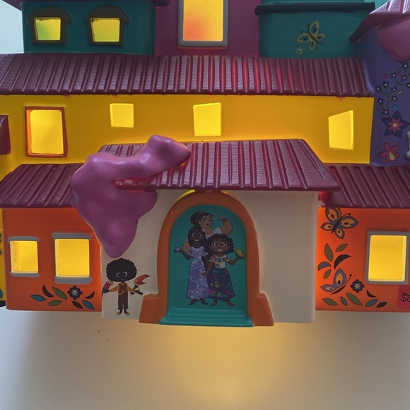 DISNEY PARKS ENCANTO SCULPTED CASA
MADRIGAL LIGHT-UP FIGURE NEW. - Picture 10 of 10